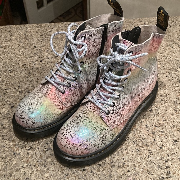 4 Girls Dr. Marten’s Pascal J 1460 Irridescent Pebbled Rainbow Boots - Picture 15 of 15